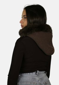 Top corto marrone con cappuccio marrone a coste, rifinito con una morbida pelliccia. Vista posteriore che mostra il design strutturato e la silhouette aderente.