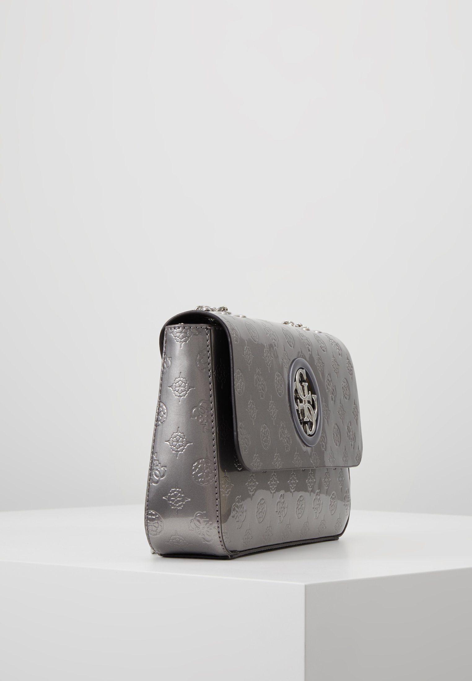 Guess OPEN ROAD CNVRTBLE XBODY FLAP Håndveske pewter Guess OPEN ROAD XBODY FLAP Håndveske white Zalando.no