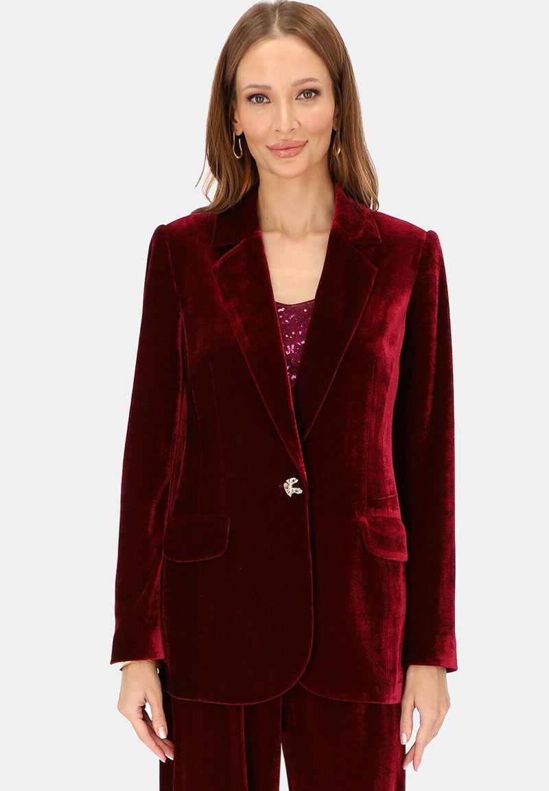 Bordowy aksamitny marynarka z klasycznym wycięciem na klapach, zapięciem na jeden guzik, dwoma przednimi kieszeniami i gładką, miękką fakturą.