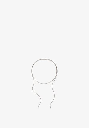 Dünne silberne Bolo-Krawatte mit Metallenden, oben zu einer Schlaufe gelegt und auf weißem Hintergrund hängend.