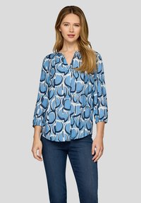 Blaues gemustertes Hemd mit geometrischem Design in verschiedenen Blaut�önen. Lange Ärmel und lockere Passform, aus leichtem Stoff gefertigt.