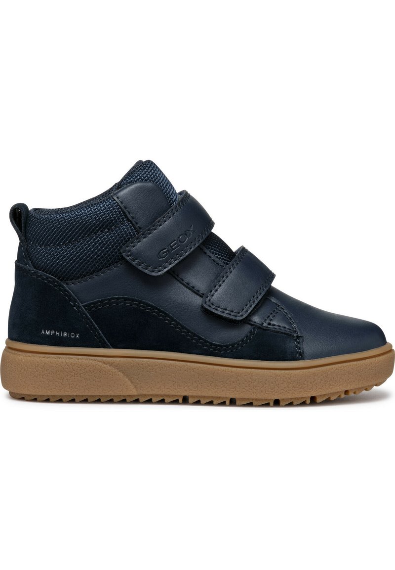 Baskets montantes bleu marine avec deux bandes Velcro, semelle texturée marron, tige en mesh et cuir, étiquette Amphibiox étanche sur le côté du talon.