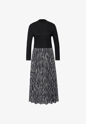 Langærmet kjole med en sort top og en strømmende nederdel med et grå- og sort zebra-mønster, lavet af blødt stof.