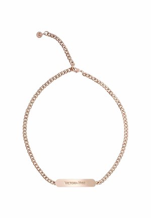 Bracelet chaîne en or rose avec plaque rectangulaire gravée "Victoria Hyde" et fermoir ajustable avec petite médaille ronde.