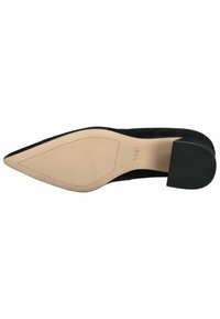 Zapato de tacón tipo pump en ante negro con punta afilada y un tacón medio tipo bloque. La suela es de color beige, con una textura suave y detalles de diseño mínimos.