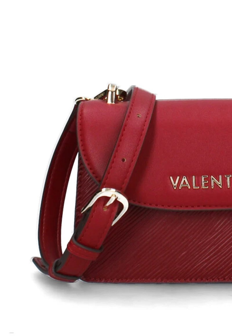 Bolso de mano de cuero rojo con un diseño estructurado, que presenta una tapa con solapa, herrajes en tono dorado y una correa ajustable con un detalle de hebilla.