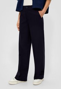 s.Oliver REGULAR MIT FALTE - Stoffhose - navy