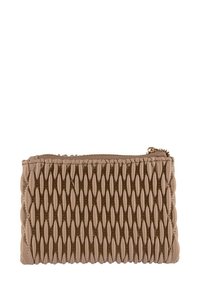 Clutch in pelle textured beige con chiusura a zip, caratterizzato da motivi ondulati in rilievo e una zip color oro.