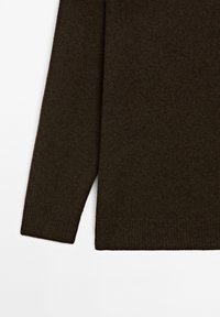 Maglione a maglia marrone con una texture morbida, maniche lunghe e orlo a coste, dal design semplice e pulito senza motivi visibili.