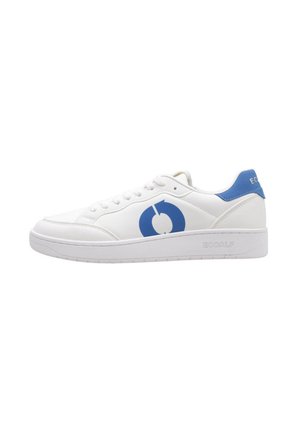 Zapatilla de cuero blanca con acentos azules, que presenta un logo circular en el lateral, líneas limpias, puntera redonda y suela texturizada.