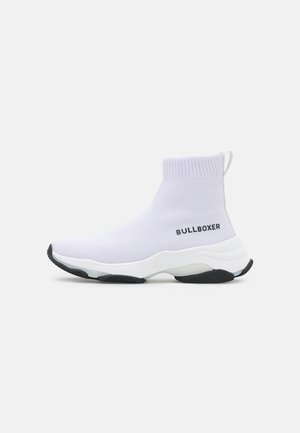 Biały, skarpetkowy sneaker z czarnymi akcentami na podeszwie i logo "BULLBOXER" po boku, wyposażony w wysoki, prążkowany kołnierz do kostki.