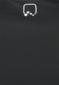 Un tessuto nero con una texture liscia presenta un logo bianco composto da un contorno quadrato e cerchi, centrato nella parte superiore.