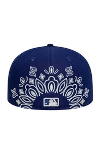 Cappellino da baseball blu con ricami bianchi intricati a design curvo, con un piccolo logo MLB sul retro. Materiale in cotone.