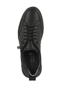 Zapato de cuero negro con acabado texturizado, diseño de cordones y detalle de cremallera lateral. Cuenta con forro acolchado y punta redonda.
