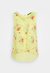 Top sin mangas de tela amarilla clara. Presenta vibrantes flores naranjas y azules, detalle plisado en la parte delantera y un dobladillo ligeramente curvado.