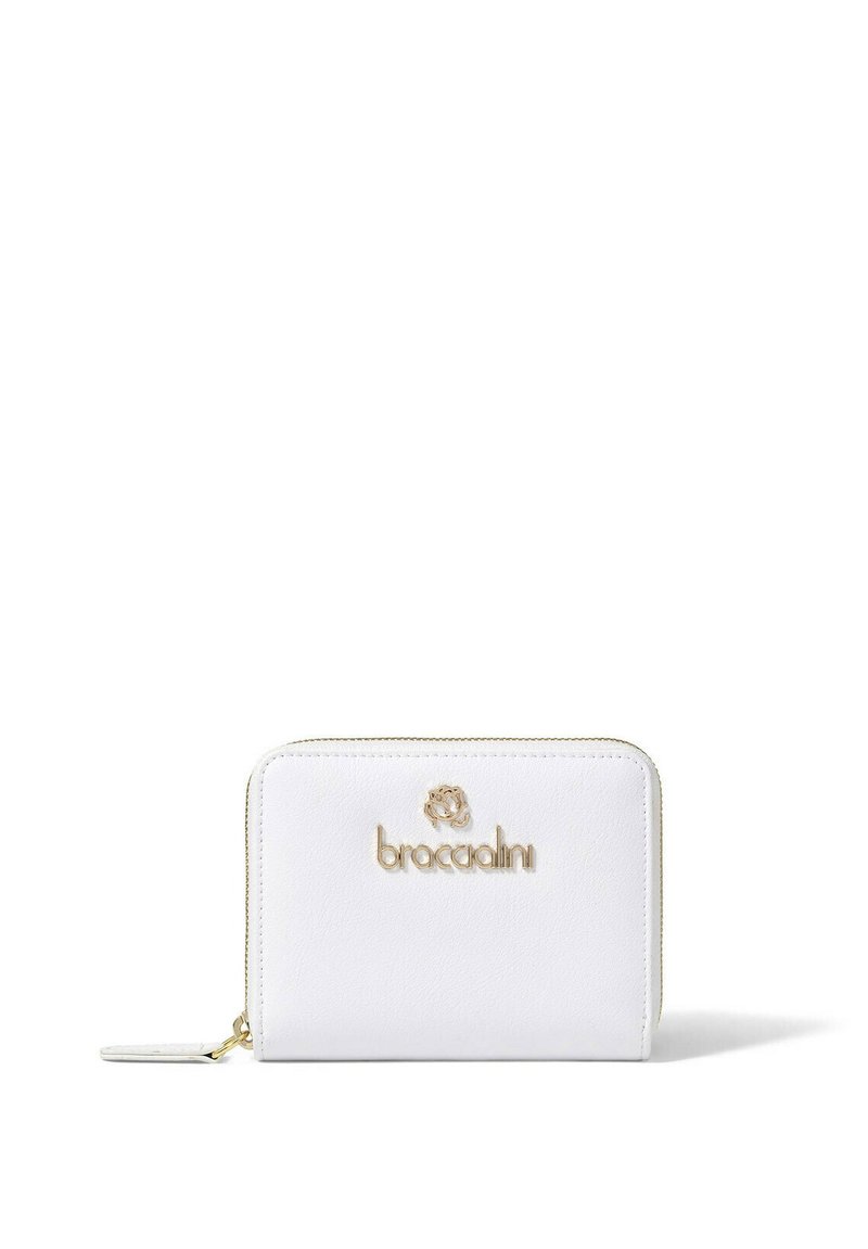 Portafoglio in pelle bianca con logo dorato e chiusura a zip, caratterizzato da una texture liscia e una forma rettangolare.