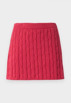Fustă mini roșie tricotată cu model vertical împletit și talie și tiv evazate, pe fundal alb.