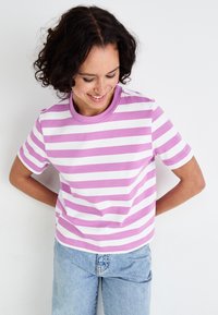 Selected Femme SLFESSENTIAL TEE - Trükipildiga T-särk - first bloom
