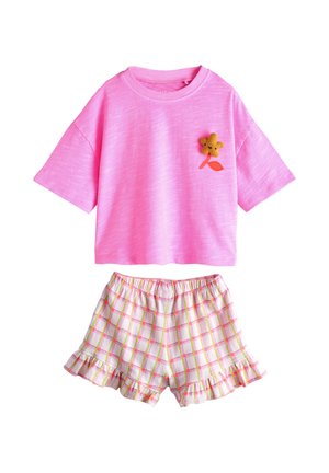 Roze kort mouw shirt met een kleine glimlachende bloemenpatch, gecombineerd met witte geruite elastische taille shorts met ruches aan de zoom.