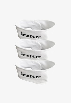 Tre hvite stoffhodetelefoner med en myk tekstur, som har logoen "âme pure"trykt i svart på hver av båndene. Hver av dem har en åpning for ørene.