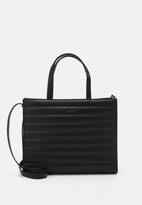 Černá kožená taška přes rameno s obdélníkovým tvarem, která má prošívané vertikální pruhy, dvojité horní uši a odnímatelný popruh přes rameno.