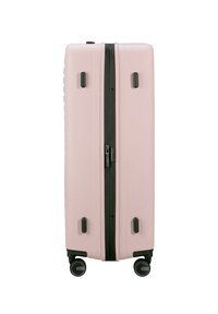 Hartschalen-Pink-Koffer mit glatter Oberfläche, schwarzem Reißverschluss, Ober- und Seitengriffen sowie vier Rädern für Mobilität.