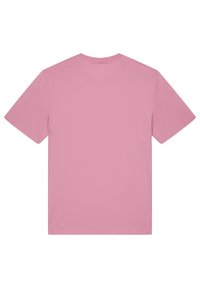 Roze T-shirt met korte mouwen, gemaakt van zachte stof, met een eenvoudig ontwerp en een ronde hals, zonder patronen of accenten.