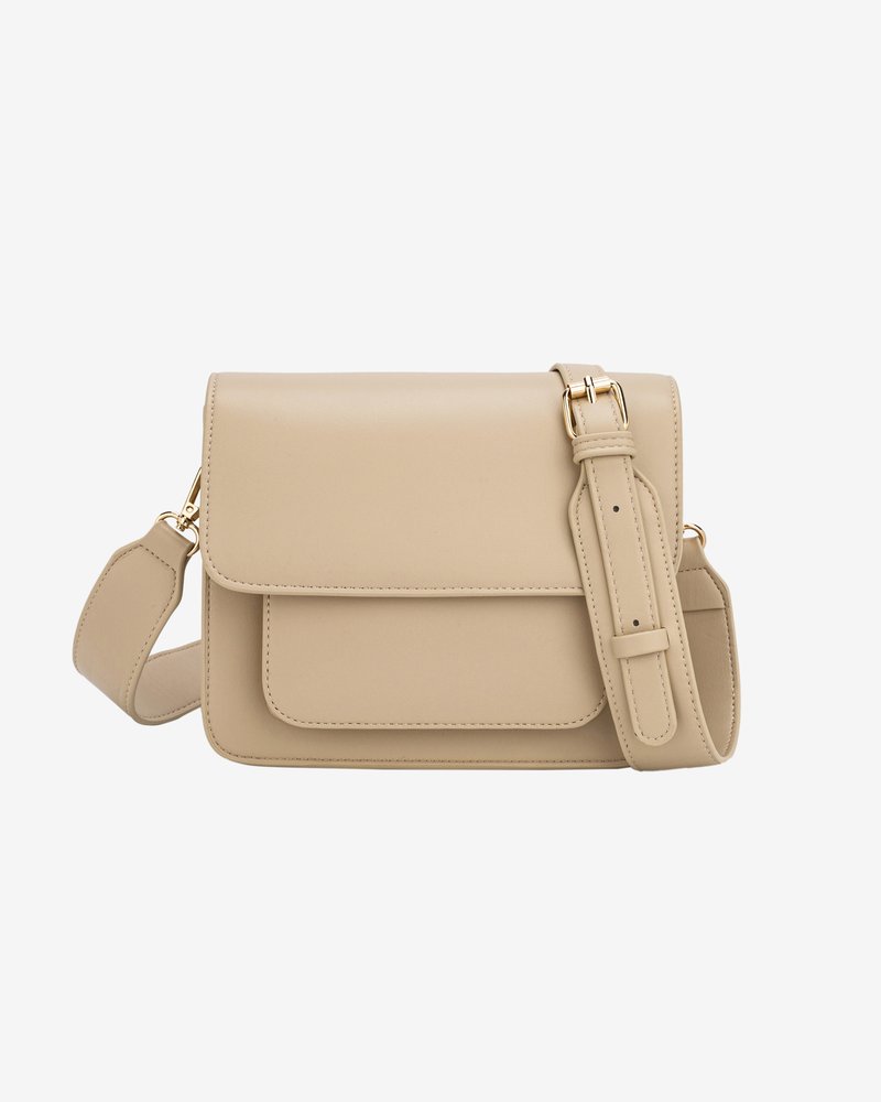 Beige læder skuldertaske med klaplukning, justerbar strop og guldfarvet hardware. Har en frontlomme og en glat overflade.