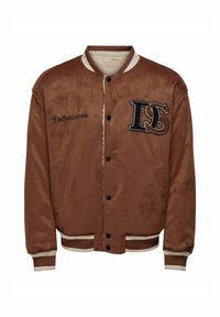 Veste bomber en daim marron avec doublure en polaire, poignets et col côtelés, présentant un logo brodé et du texte sur le devant.