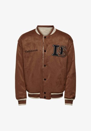 Giacca bomber in suede marrone con foderatura in pile, polsini e colletto a costine, con logo e testo ricamati sul davanti.