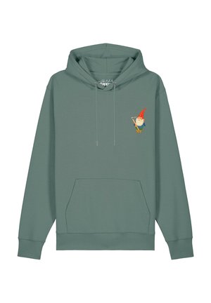 Groene hoodie met voorzak en kleine geborduurde kabouter die een bijl vasthoudt op het linkerborstgebied.