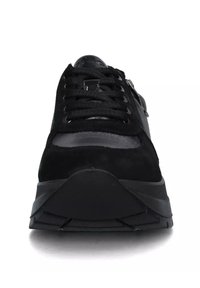 Sneaker nera caratterizzata da un mix di pelle scamosciata e materiale sintetico, punta rotonda, design stringato e suola in gomma testurizzata con motivi di battistrada visibili.