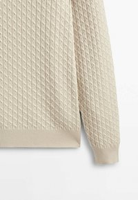 Beiger Strickpullover mit strukturiertem Kabelmuster. Rippenbündchen und Saum. Weicher Stoff, Rundhalsausschnitt und lockere Passform.
