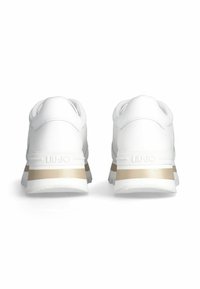 Sneaker bianche con finitura testurizzata, dotate di una striscia e logo dorato sul tallone, progettate con un colletto imbottito per il massimo comfort.