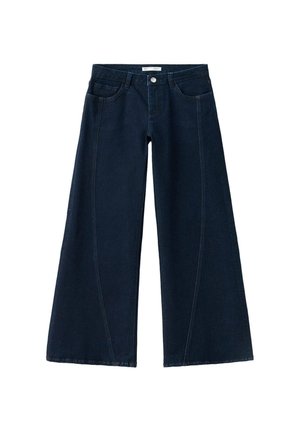 Donkerblauwe jeans met wijde pijpen, voorzakken, riemlussen en knoopsluiting in de taille op een witte achtergrond.