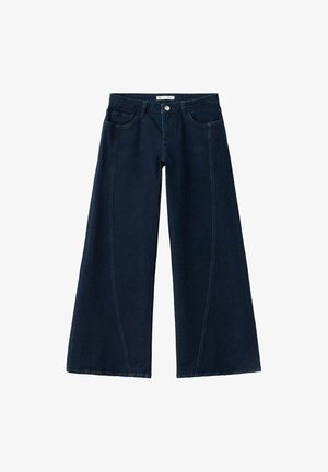 Jean bleu foncé à jambes larges avec poches avant, passants de ceinture et fermeture par bouton à la taille sur fond blanc.