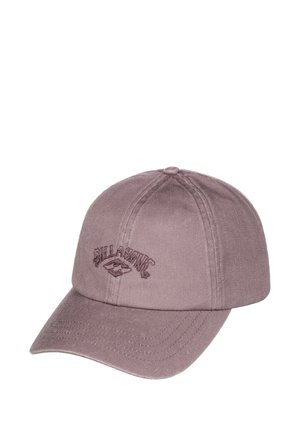 Lyslilla baseballkasket med buet skygge og broderet Billabong-logo midt foran.