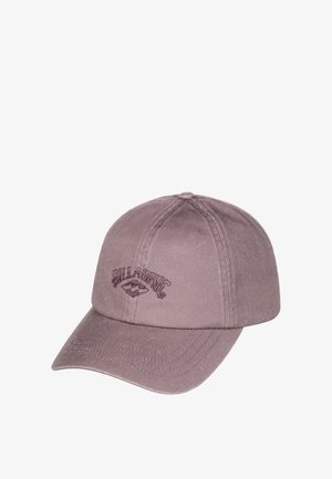 Lyslilla baseballkasket med buet skygge og broderet Billabong-logo midt foran.