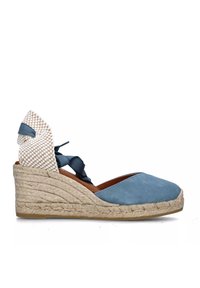 Scarpe con zeppa in suede blu, suola in juta intrecciata, tacco a tessitura texture e laccio alla caviglia in nastro. Punta arrotondata e interno marrone.