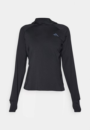 Musta pitkähihainen urheilupaita korkealla kauluksella, jossa on vartalonmyötäinen leikkaus ja rintakehällä logo. Sileä, kevyt kangas.