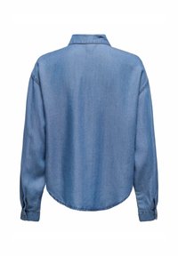 Denimová košile, světle modrá, volný střih, klasický límec, dlouhé rukávy s manžetami na knoflíky, zakřivený lem, mírně vybledlá textura.