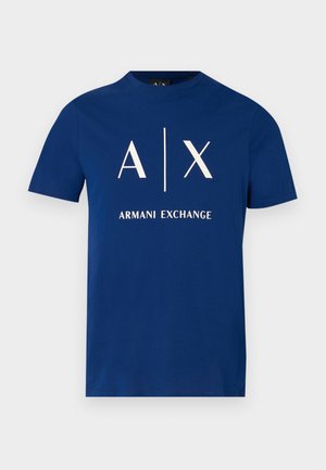 Navyblauw T-shirt met korte mouwen en een witte "A|X"-logo en de tekst "Armani Exchange" gecentreerd aan de voorkant.