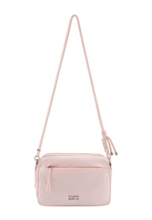 Hellrosa rechteckige Umhängetasche mit langem verstellbarem Riemen, vorderer Reißverschlusstasche und "Studio Berlin" Logo in der Mitte vorne.