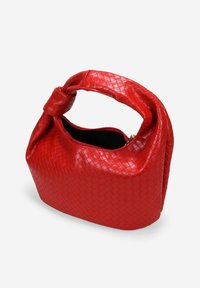 Bolso de mano de cuero trenzado rojo con un asa anudada, forma redondeada, cierre de cremallera y un acabado texturizado. La visibilidad interior muestra una tela oscura.