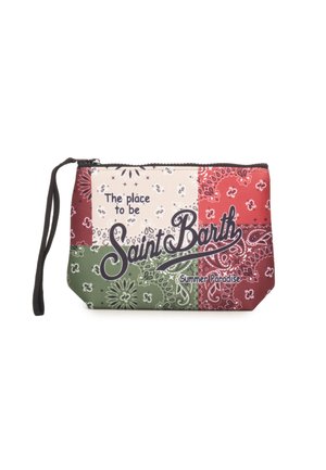 Bustina rettangolare con zip e cinturino da polso, con motivi paisley rossi, verdi e beige e la scritta "The place to be Saint Barth Summer Paradise."