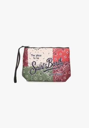 Bustina rettangolare con zip e cinturino da polso, con motivi paisley rossi, verdi e beige e la scritta "The place to be Saint Barth Summer Paradise."