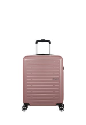 Valigia rigida compatta color oro rosa con manico telescopico nero e quattro ruote girevoli, progettata per una facile mobilità.