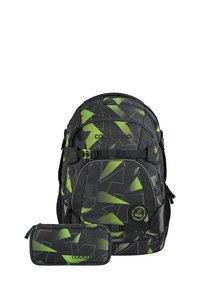 Schwarzer Rucksack mit grünen, winkligen Mustern, ausgestattet mit verstellbaren Trägern, Organisationsfächern und einem passenden Federmäppchen.