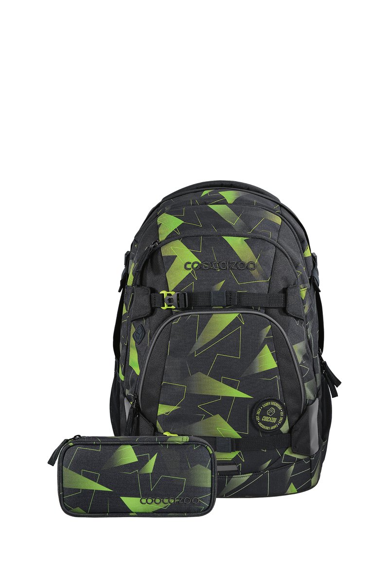 Schwarzer Rucksack mit grünen, winkligen Mustern, ausgestattet mit verstellbaren Trägern, Organisationsfächern und einem passenden Federmäppchen.