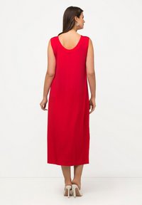 Ulla Popken MIDI EN TISSU FLUIDE LIGNE EN A COL EN V SANS MANCHES - Žerzejové šaty - red